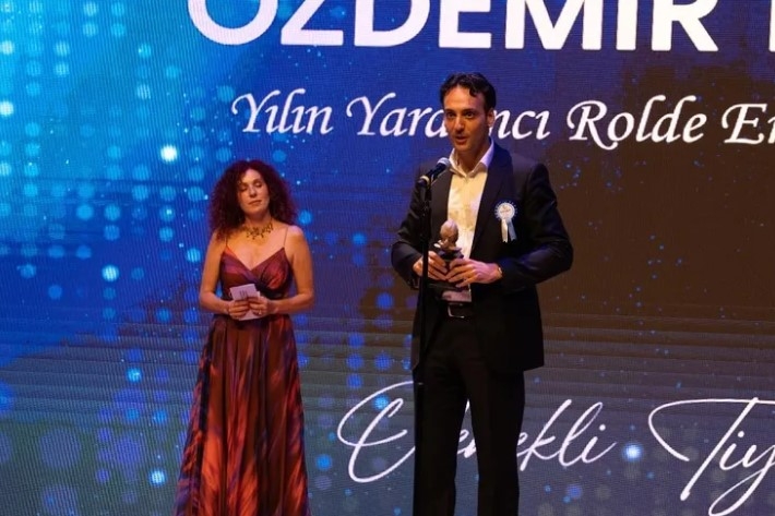 İzmir Şehir Tiyatroları Sanatçısı Bahadır Buyruk’tan Anlamlı Başarı