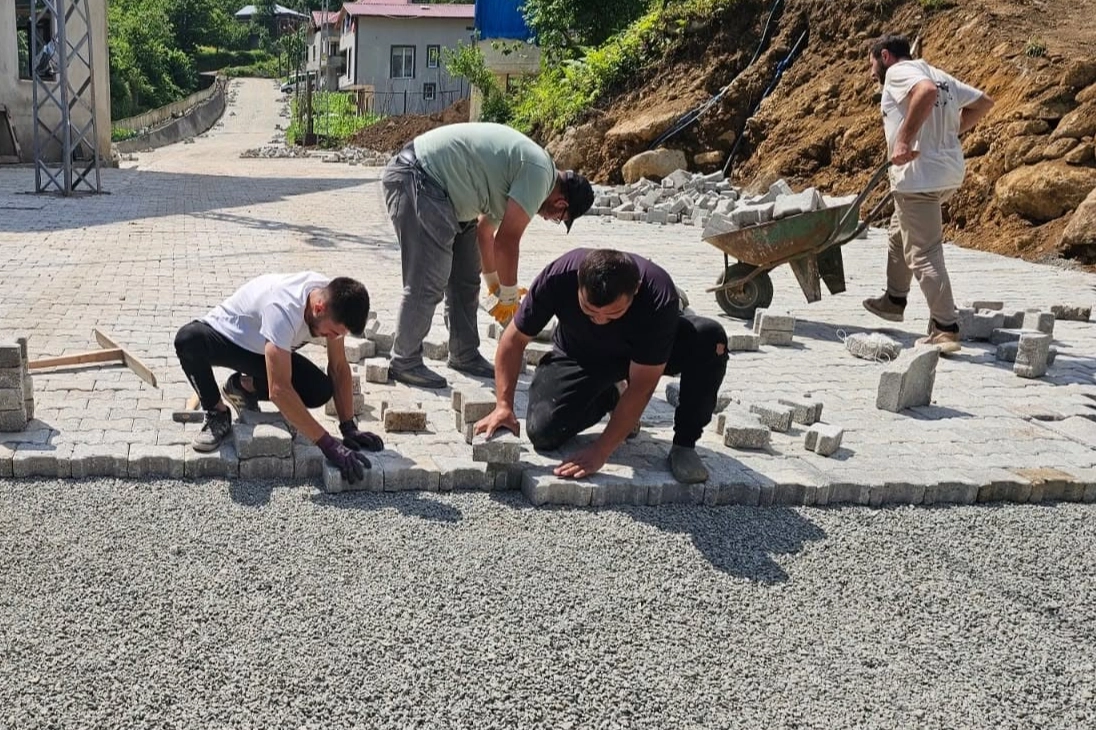 Artvin Borçka Demirciler Köyü’nde Kilit Parke Çalışmaları Sürüyor