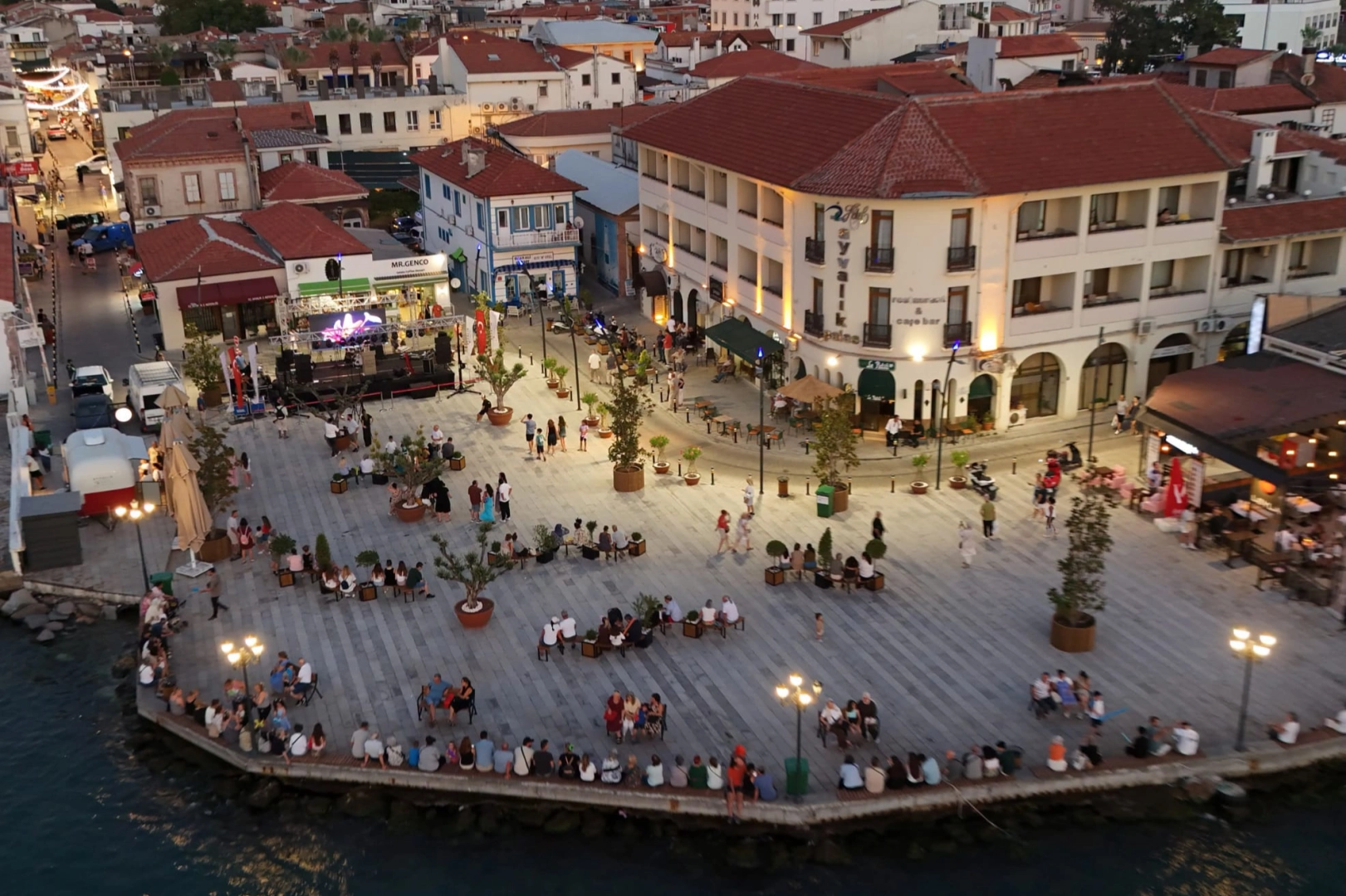 Ayvalık’ta Otopark Alanı Modern Yaşam Merkezine Dönüştü