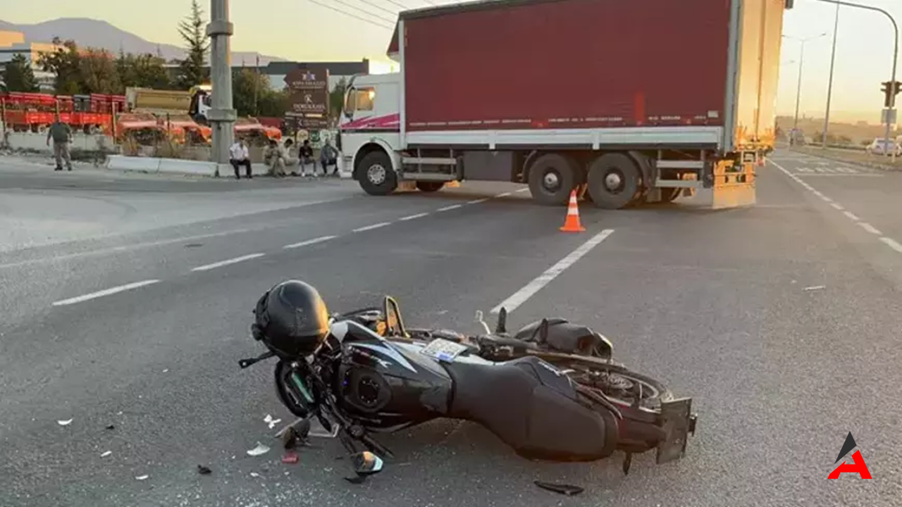 Bolu'da Tehlikeli Manevra: Motosiklet Minibüse Çarptı, Sürücü Yaralandı