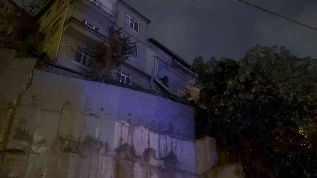 Zonguldak’ta kullanılmayan binada göçük