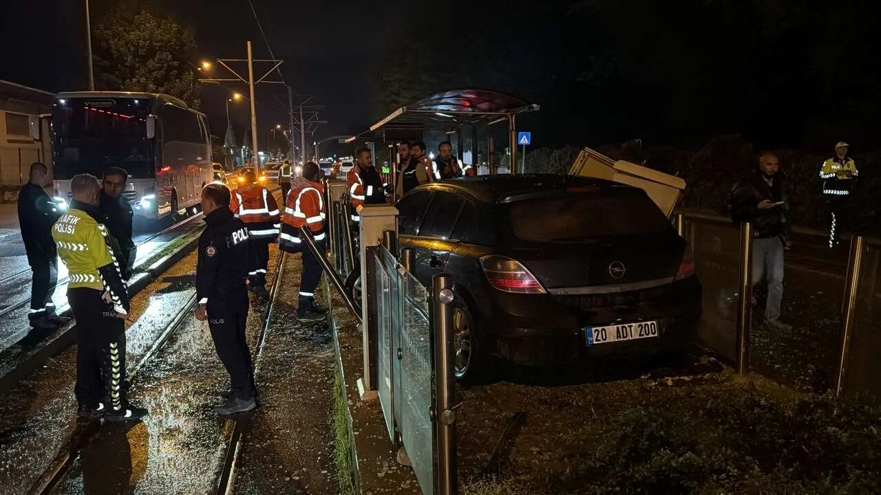 Eskişehir'de otomobil tramvay durağına çarptı