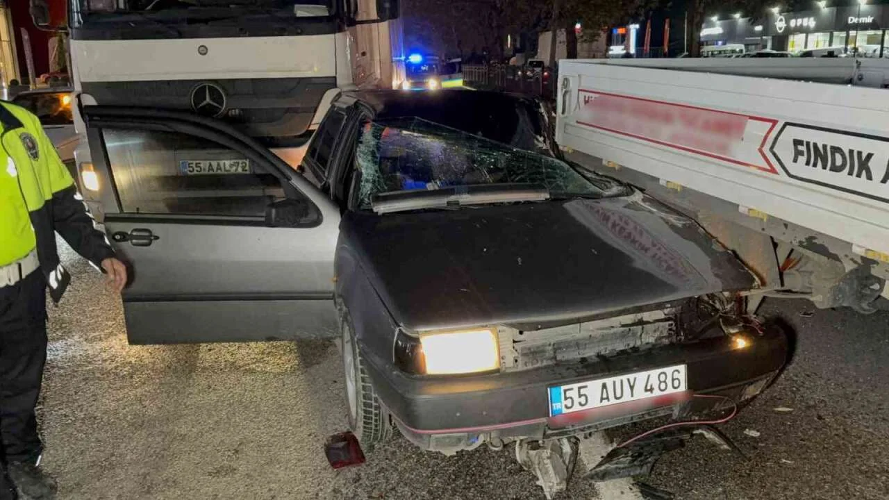 Tekkeköy'de 4 araç çarpıştı: Anne-oğul yaralı