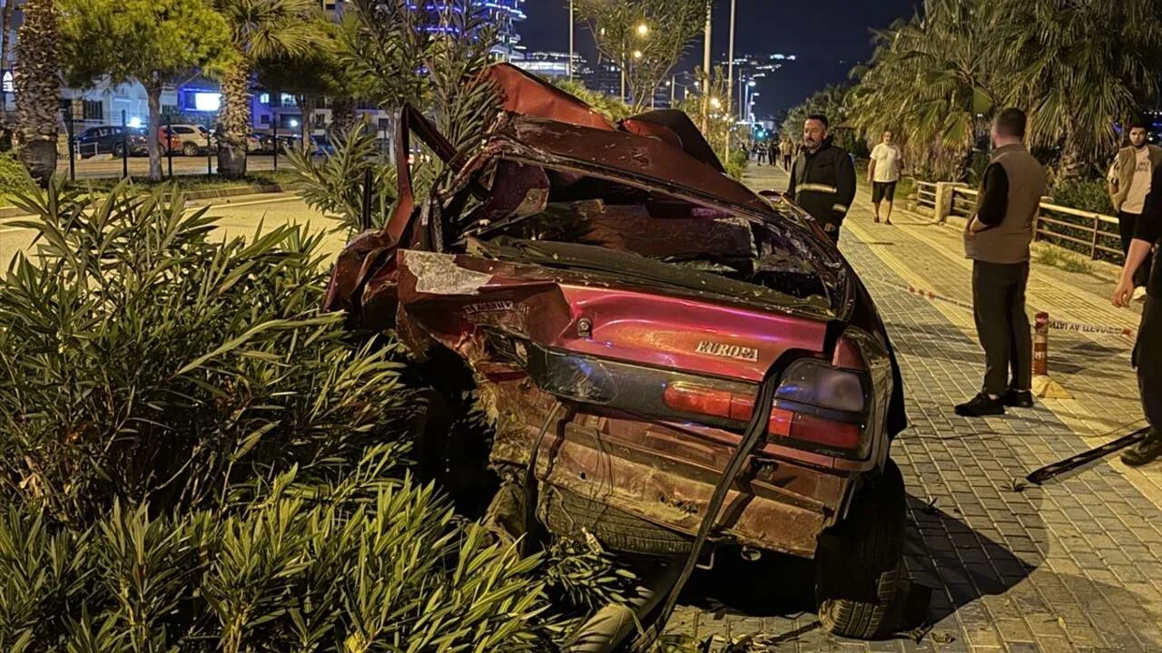 Alanya'da iki otomobil çarpıştı: 2 yaralı
