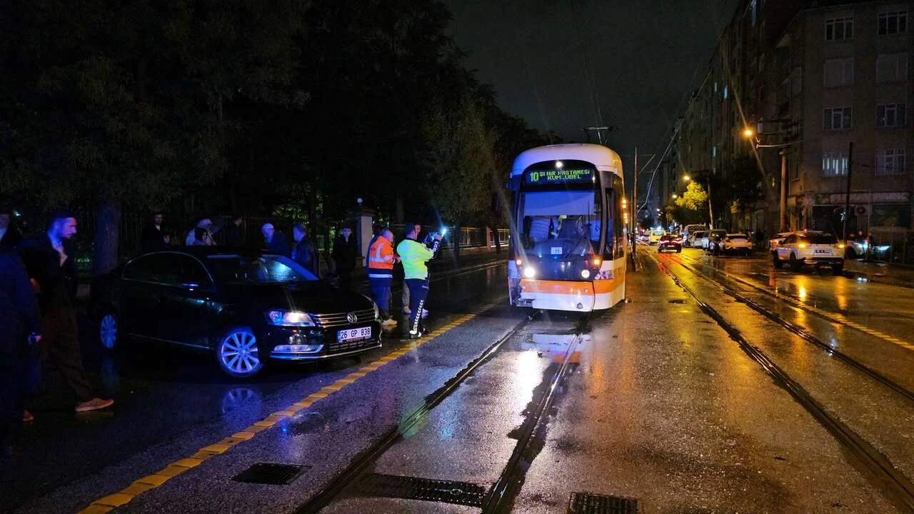 Eskişehir'de otomobil ile tramvay çarpıştı