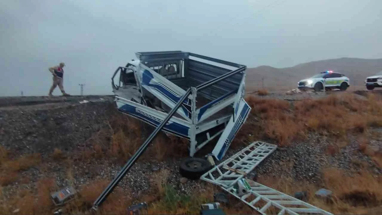 Van-Başkale yolunda 3 araç çarpıştı: 12 yaralı