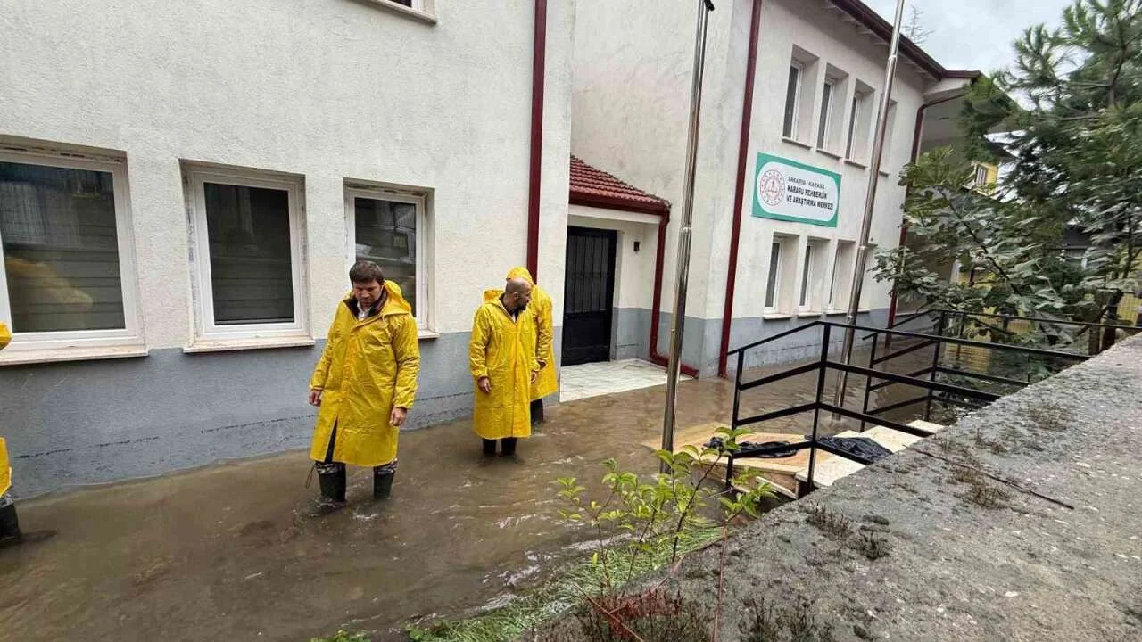 Karasu’da sel 15 okulu vurdu, inceleme başladı