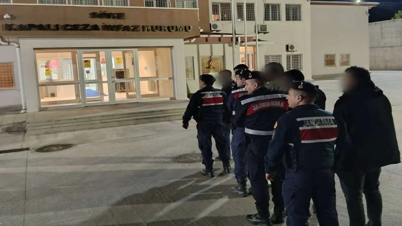 Kuşadası'nda minibüse operasyon: 5 tutuklama