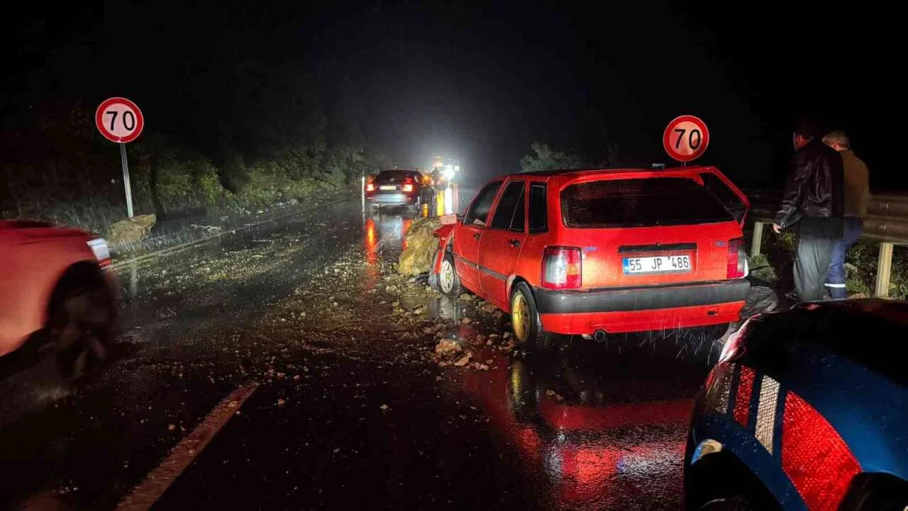 Alaplı-Akçakoca yolunda 2 araç kayalardan zarar gördü