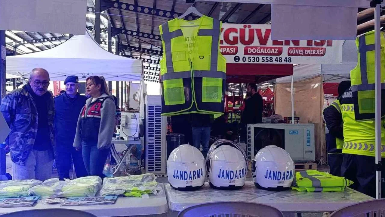 Çivril’de trafik güvenliği için yelek dağıtıldı