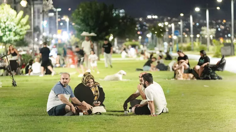 Eyvah! Şimdi de Tropikal Geceler Geliyor