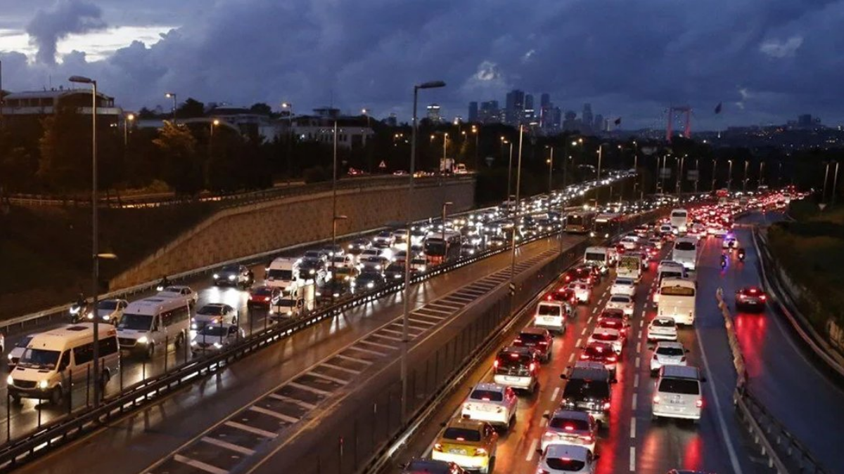 İstanbul’da Yağmur Trafiği Felç Etti! Yoğunluk %81’e Ulaştı!