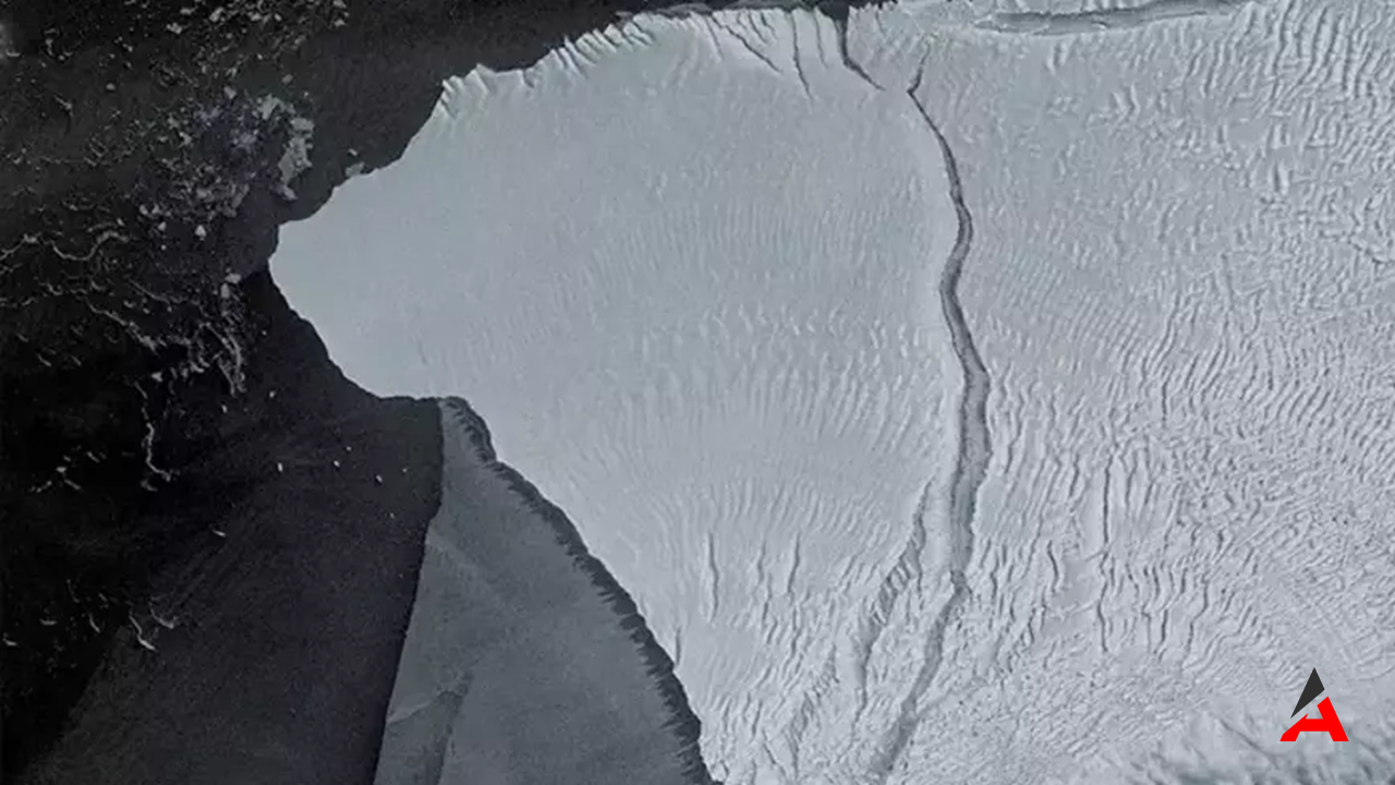 Antarktika'da Dev Buz Dağı Girdapta Mahsur Kaldı: A23a'nın 30 Yıllık Bekleyişi Son Buldu!
