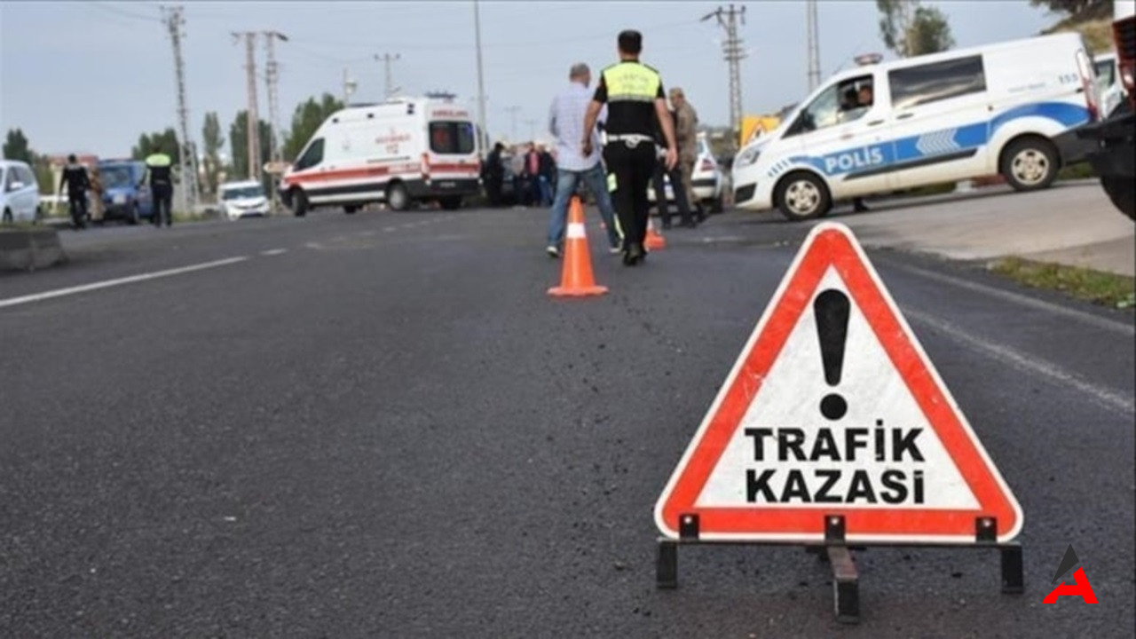 Erzincan'da feci kaza: Hafif ticari araç TIR'a çarptı, 3 ölü, 2 ağır yaralı!