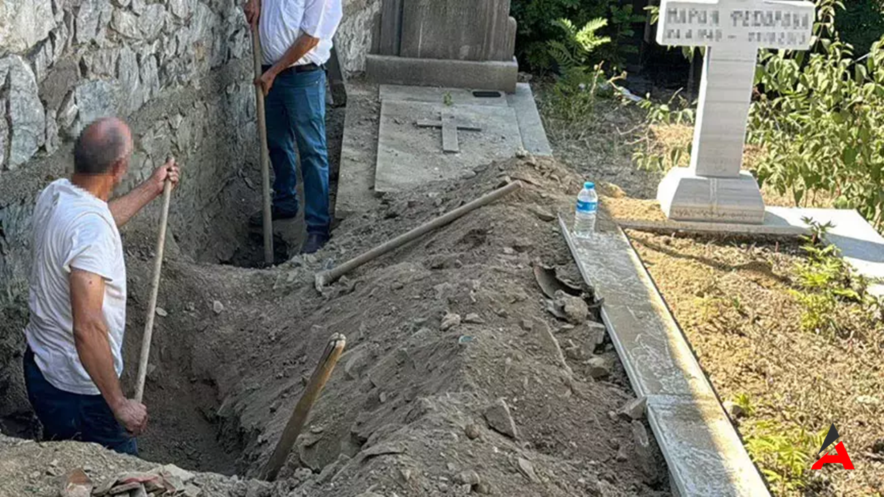 Şişli'de Rum Mezarlığında Define Avı: 4 Kişi Kaçak Kazıda Yakalandı