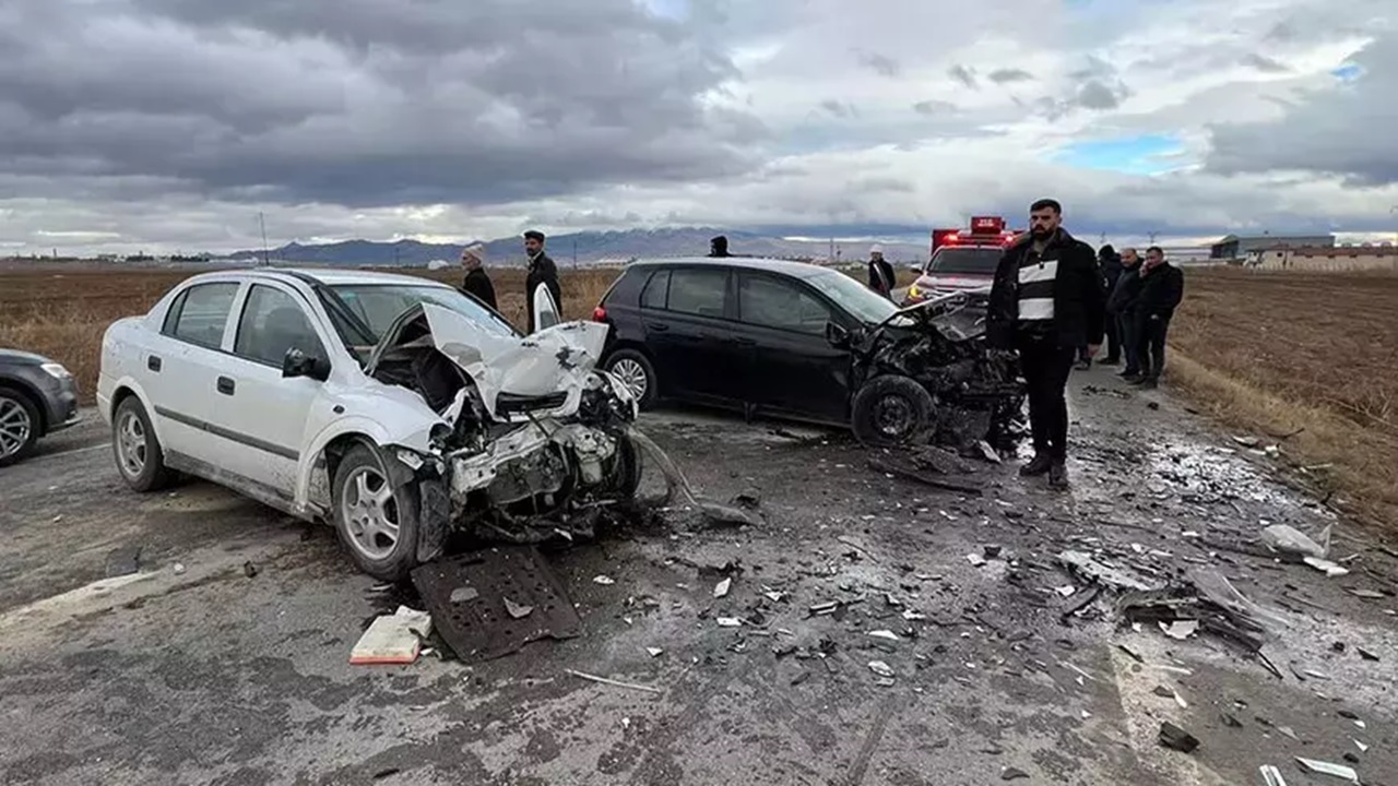 Afyon’da İki Otomobil Çarpıştı: Acı Bilanço 2 Ölü, 3 Yaralı