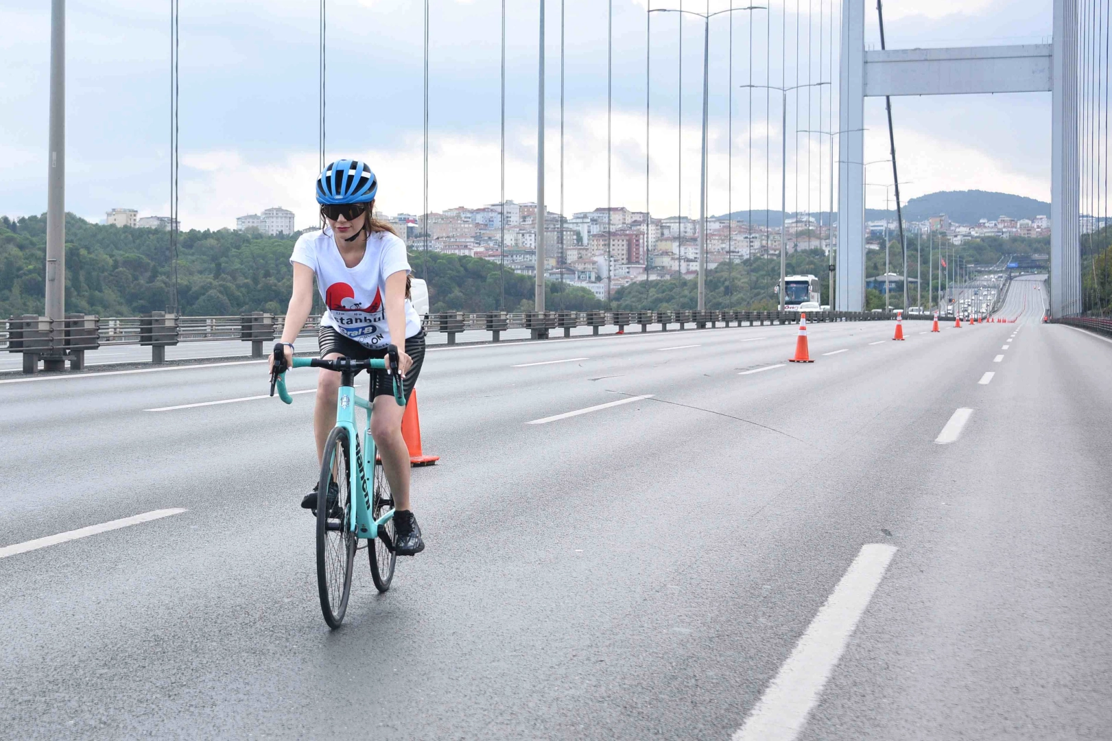 Kıtaları Birleştiren Pedallar: Ünlü Oyuncu Bisikletle Asya'ya Geçti