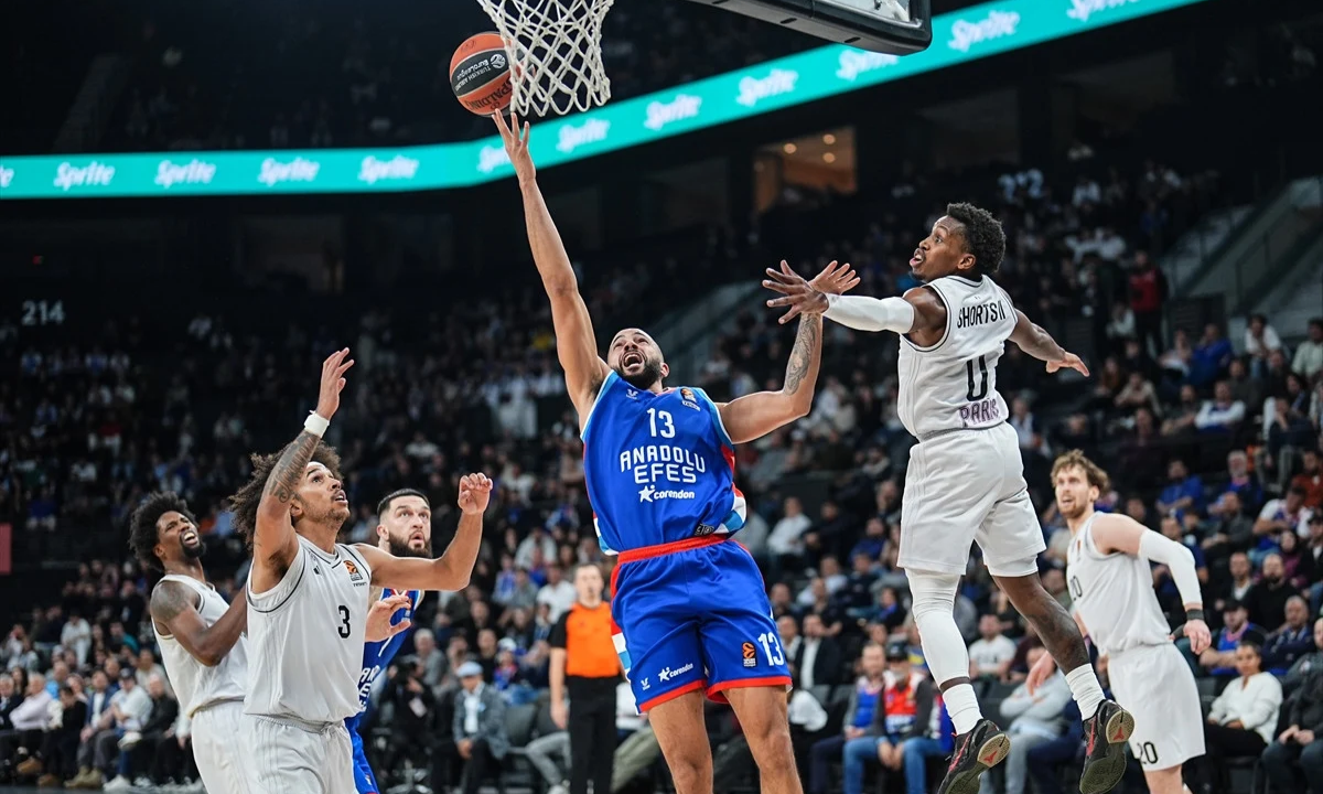 Anadolu Efes Evinde Paris Basket’e Kaybetti! 84-93