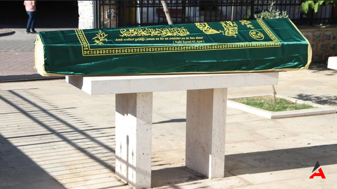 Fatih'te Cenaze Töreninde Şok! Tabuttan Gelen Sesler Herkesi Şaşkına Çevirdi