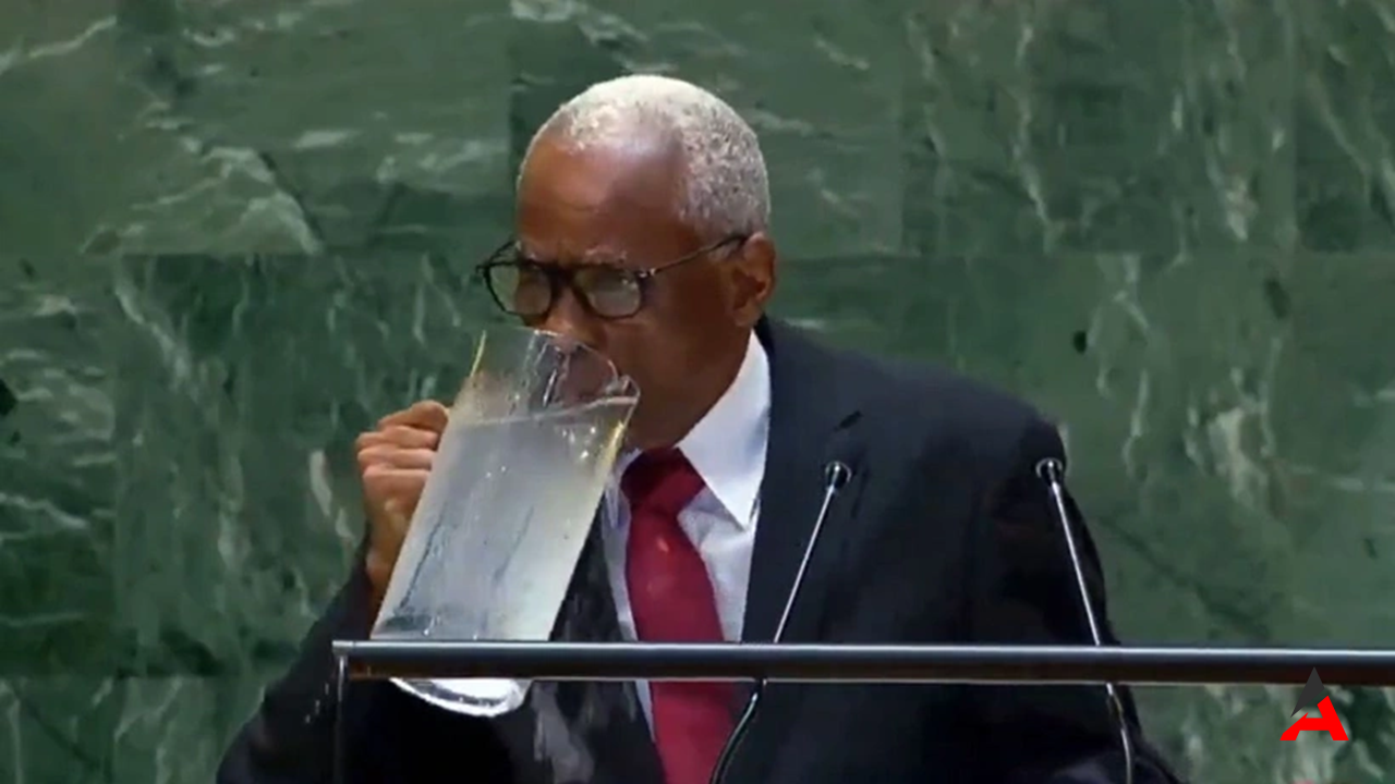 BM Genel Kurulu'nda İlginç Anlar: Haiti Lideri Fils, Bardak Yerine Sürahiden Su İçti