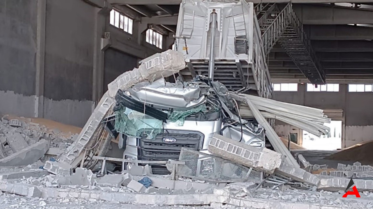 Gaziantep'te TIR Faciası: Dorsesi Açık Kalan Araçta Şoför Mustafa Kurt Hayatını Kaybetti