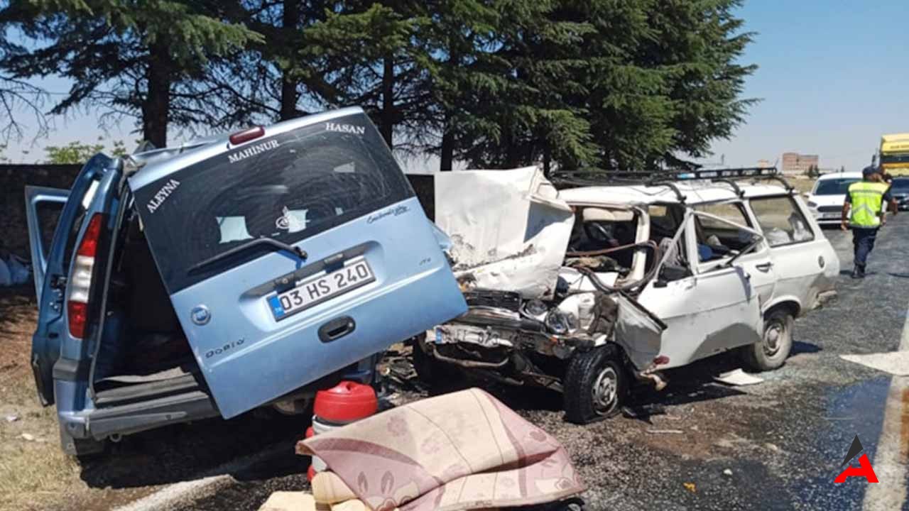 Afyonkarahisar'da İki Araç Çarpıştı, 2 Ölü, 1 Yaralı!