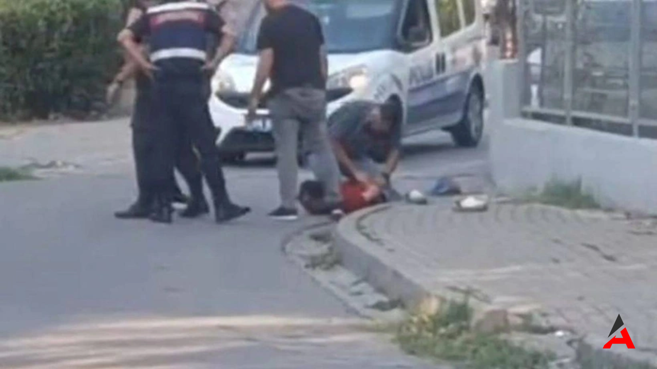 Lüleburgaz'da Kaçakçının Minibüsle Çarpması: Jandarma Kovalamacasından Sonra Yakalandı!