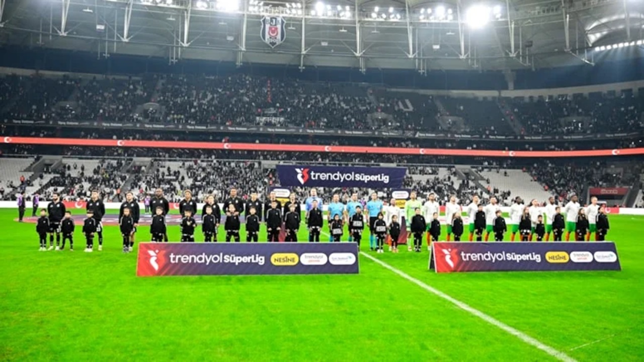 Beşiktaş Alanya Karşısında Yine Kayıp: Tribünlerden Sert Tepki!
