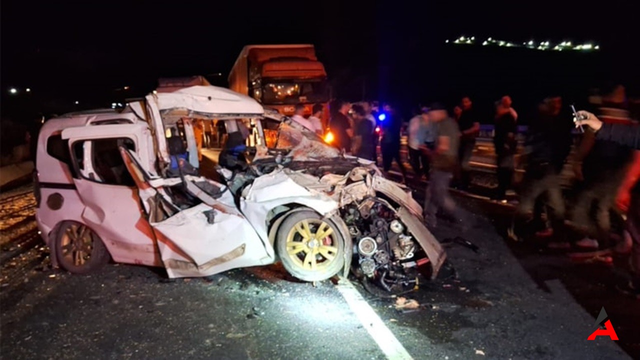 Erzincan'da Hafif Ticari Araç Traktörle Çarpıştı: 3 Ölü, 3 Yaralı