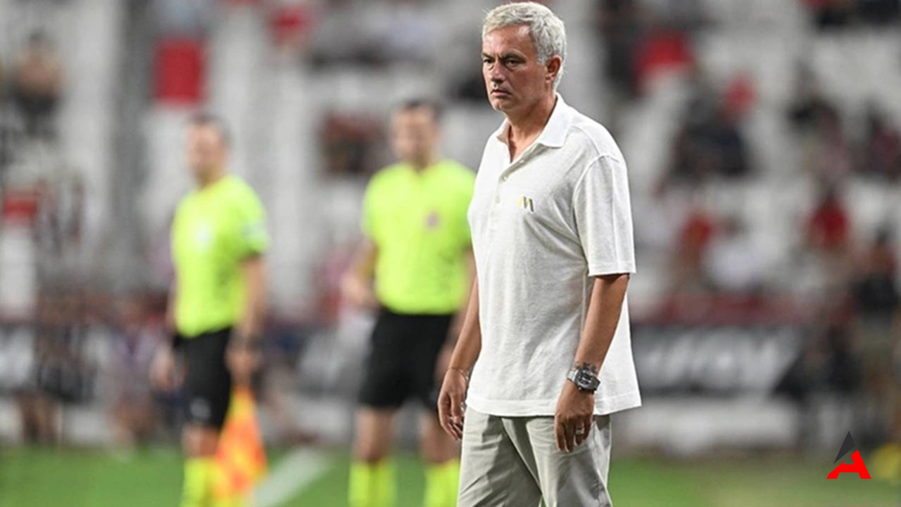 Mourinho'dan Unutulmaz Protesto: Bilgisayarla Hakem Kararına Tepki!