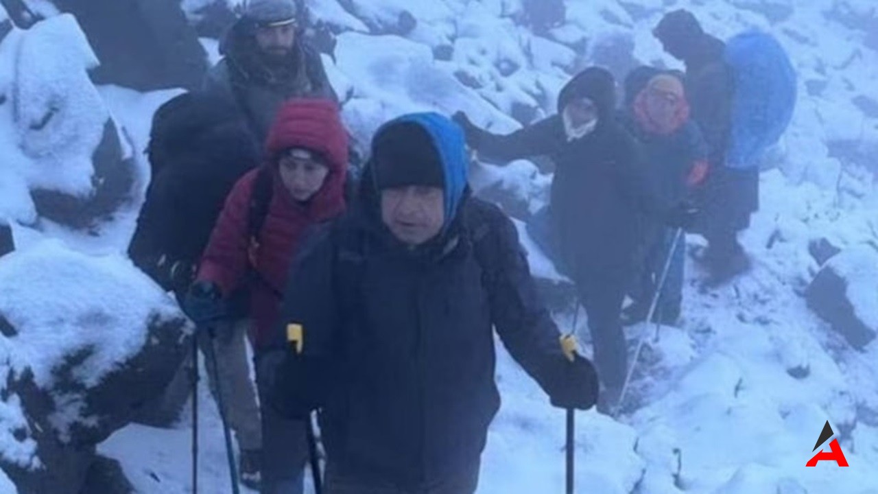 Ağrı Dağı'nda Tırmanış Faciası: İki Can Kaybı, Akademisyenin Ağzından Dehşet Anları!