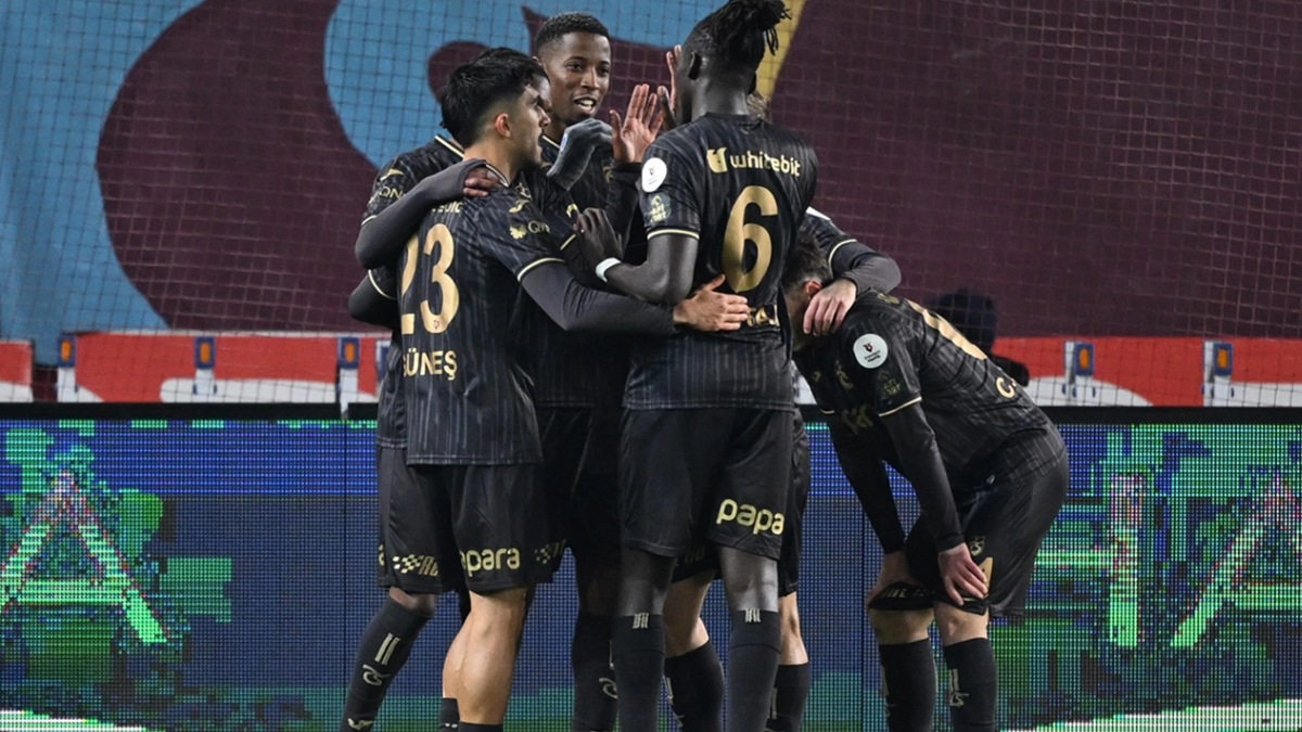Trabzon’da Fırtına Esti! Trabzonspor Adana Demirspor’u 5-0’lık Skorla Ezdi!