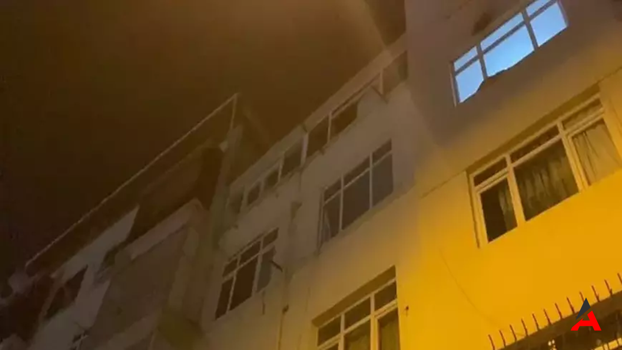 Fatih'te 50 Yıllık Binanın Dördüncü Katı Çöktü: Bir Yaralı, Binalar Tahliye Edildi