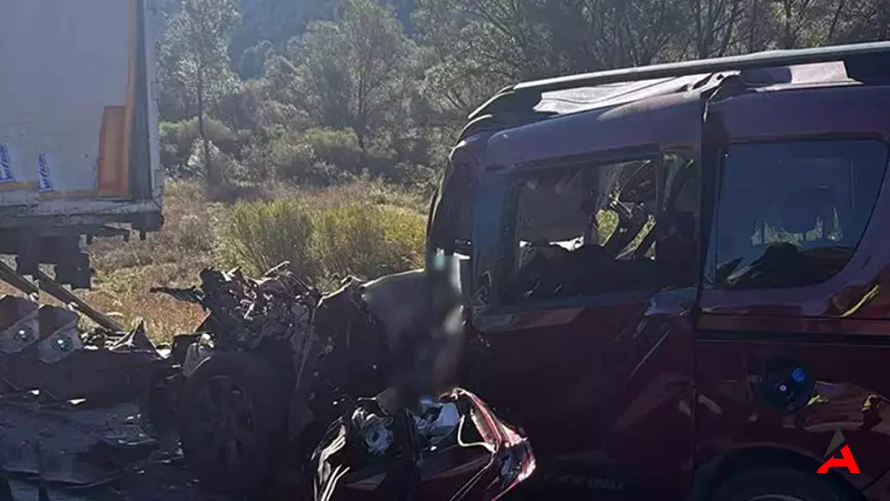Erzincan'da Feci Kaza: Otomobil TIR'a Çarptı, 3 Kişi Hayatını Kaybetti!