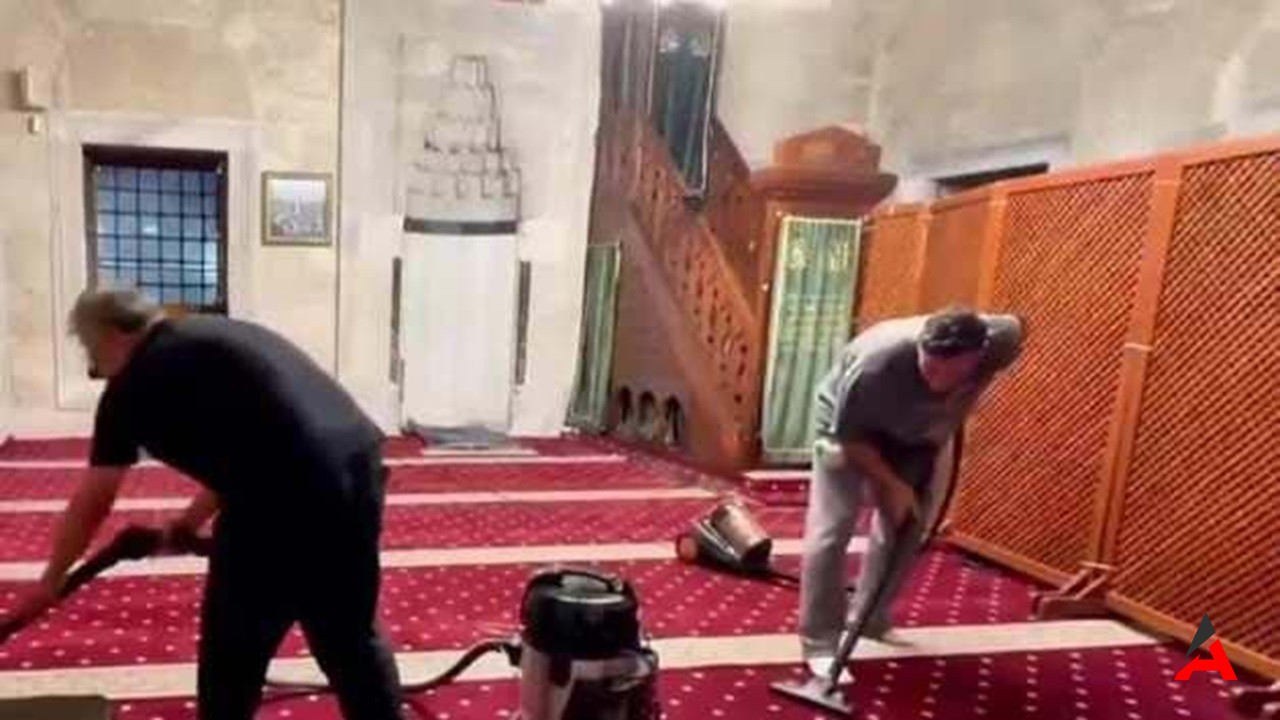 Mesut Özil'den Sürpriz Hareket: Şemsi Ahmet Paşa Camii'nde Temizlik Yaparken Görüntülendi