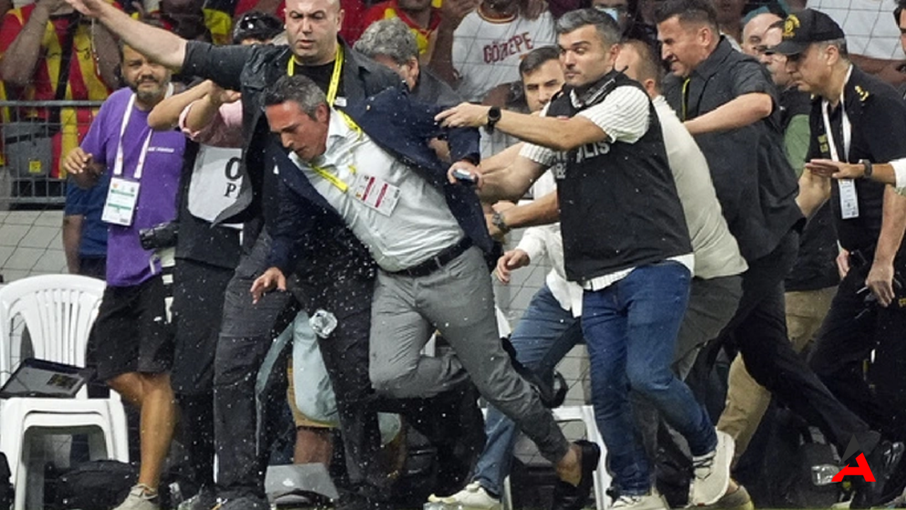 Ali Koç'un Sahaya İndiği Maçta Büyük Skandal: İzmir Emniyeti'nde İki Yönetici Görevden Alındı!
