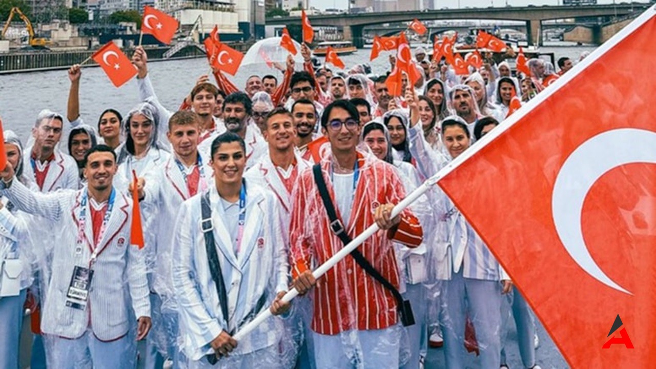 Paris Olimpiyatları'nda Türk Sporcuların Kıyafetleri Tepki Çekti: "Pijama Gibi" Eleştirisi!